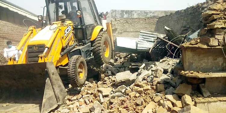 اتر پردیش میں مدرسہ اور مکانوں پر چلایا گیا بلڈوزر