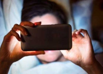 آپ کا بچہ بھی موبائل سے چپکا رہتاہے تو ایسے چھڑائیں عادت