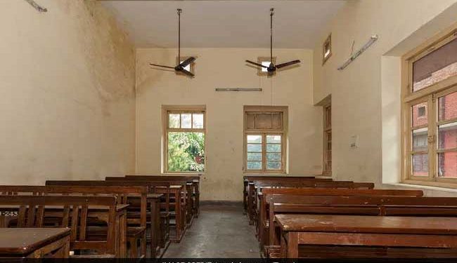 یونیورسٹی کیمپس میں لڑکی نے نماز پڑھی،جانچ کے آدیش