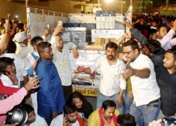 اکھلیش کی پریس کانفرنس کے بعد تین جگہوں پر افسروں کے خلاف کارروائی