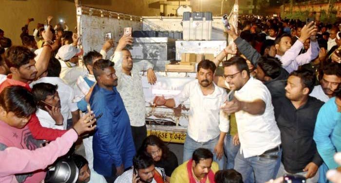 اکھلیش کی پریس کانفرنس کے بعد تین جگہوں پر افسروں کے خلاف کارروائی