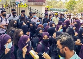 حجاب تنازع:خواتین باہر نکلیں گی توچہرے اور جسم کو ڈھانپنا ہوگا،یہ قرآن کاحکم: مولانا، منور رانا کی بیٹی برہم