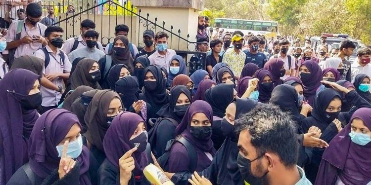 حجاب تنازع:خواتین باہر نکلیں گی توچہرے اور جسم کو ڈھانپنا ہوگا،یہ قرآن کاحکم: مولانا، منور رانا کی بیٹی برہم