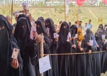 یوپی الیکشن :دیوریا میں بی جے پی کارکن نے ای وی ایم کی تار توڑ دی