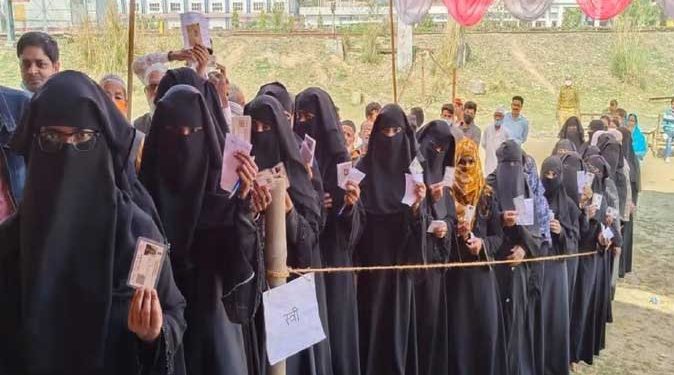 یوپی الیکشن :دیوریا میں بی جے پی کارکن نے ای وی ایم کی تار توڑ دی