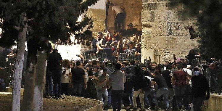 مسجد اقصیٰ : شدید جھڑپوں کے بعد اسرائیلی فورس کا انخلا، تمام دروازے کھول دیے گئے