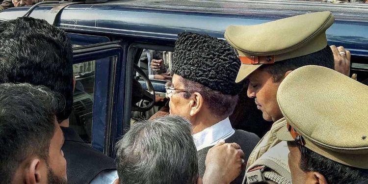 ’اعظم خاں پھانسی کے مجرموں والی کوٹھری میں قید ہیں‘