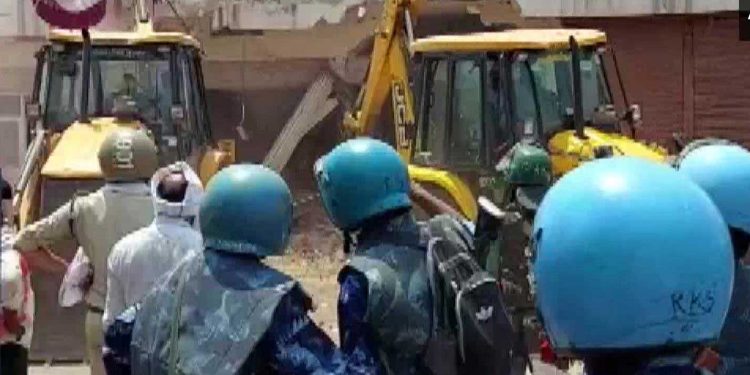 کھرگون میں مسلمانوں کے گھروں پر چلے بلڈوزر،84 ’ملزمین‘گرفتار