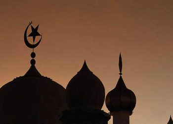 بی جے پی کے مسلم لیڈرکے دیے کولر کونمازیوں نے باہر پھینک دیے