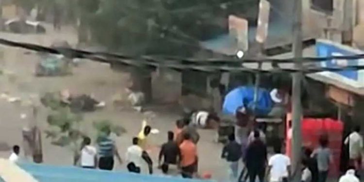 دہلی: ہنومان جینتی پر شوبھا یاترامیں ہنگامہ، کئی گاڑیوں میں توڑ پھوڑ، پولیس اہلکار زخمی