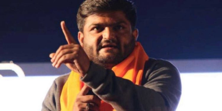 ہاردک پٹیل نے بھگوا شال اوڑھا، بائیو سے کانگریس لفظ ہٹایا
