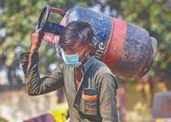 ایل پی جی گیس میں پھر لگی مہنگائی کی آگ !کمرشل سلنڈر کے داموں میں 250 روپے کا اضافہ