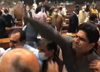 پاکستان کی پنجاب اسمبلی میدان جنگ میں تبدیل،ہاتھا پائی کے مناظر