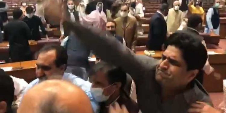 پاکستان کی پنجاب اسمبلی میدان جنگ میں تبدیل،ہاتھا پائی کے مناظر