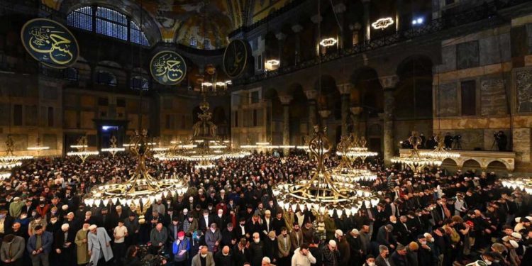 تاریخی آیا صوفیہ میں 88 برس بعد نمازِ تراویح کی ادائیگی