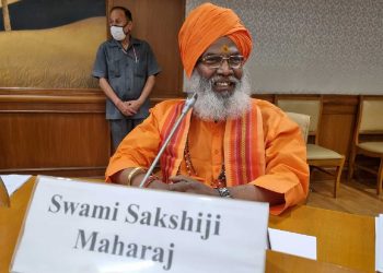 ہندو اپنے گھروں میں تیر اور بوتلیں رکھیں ،ساکشی مہاراج کا ’مشورہ‘