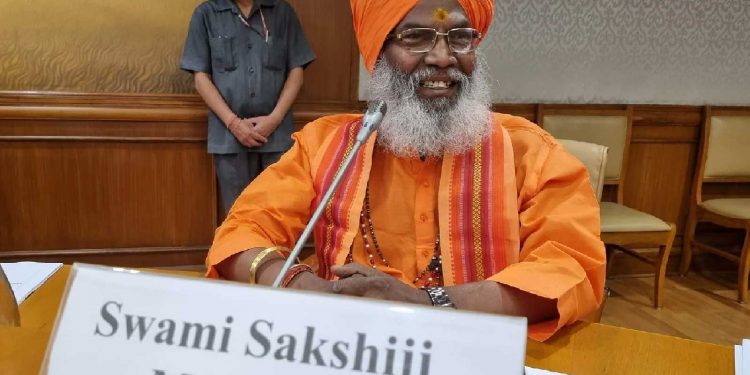 ہندو اپنے گھروں میں تیر اور بوتلیں رکھیں ،ساکشی مہاراج کا ’مشورہ‘