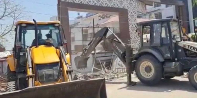 بی جے پی چھوڑ کر ایس پی میں شامل ہونے والے لیڈروں پر بلڈوزر کا ’ ایکشن‘