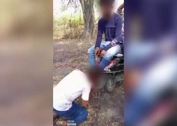 مزدوری مانگنے پر دلت سے پیر چٹوائے، ٹھاکروں نے بیلٹ سے بھی پیٹا