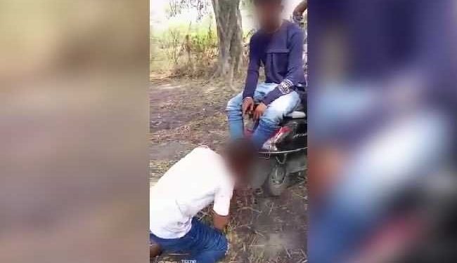 مزدوری مانگنے پر دلت سے پیر چٹوائے، ٹھاکروں نے بیلٹ سے بھی پیٹا