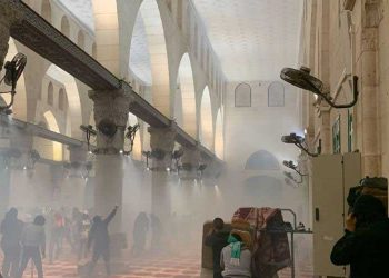 اسرائیلی فوج قبلہ اول پر ٹوٹ پڑی، نمازیوں سے جھڑپیں،ویڈیو وائرل