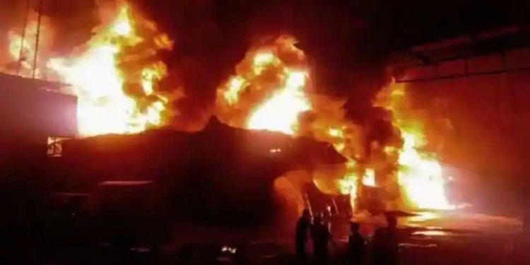 جھگی-جھونپڑی میں زبردست آتشزدگی، 100 سے زائد گائیں ہلاک