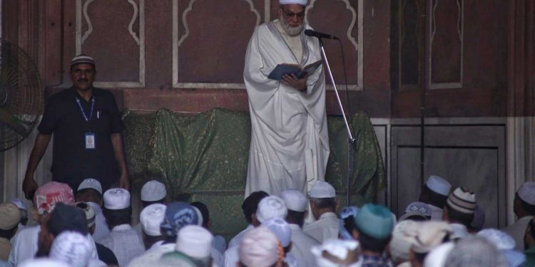 امام بخاری نے کہا،پرندوں کو چوٹ لگتی تو وہ بھی چونچ مارتے ہیں