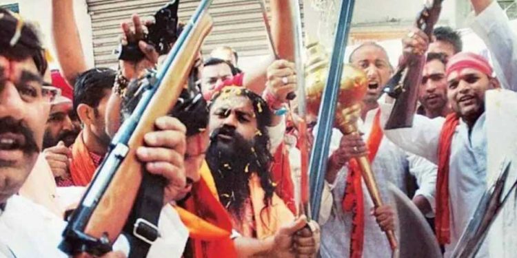 شوبھا یاتراؤں میں خطرناک ہتھیار،کیا کہتا ہے قانون