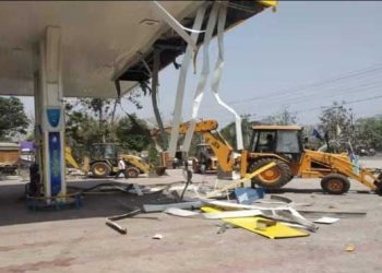 سماجوادی لیڈر شہزالاسلام کے پٹرول پمپ پر چلا بلڈوزر