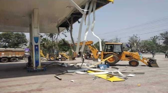 سماجوادی لیڈر شہزالاسلام کے پٹرول پمپ پر چلا بلڈوزر