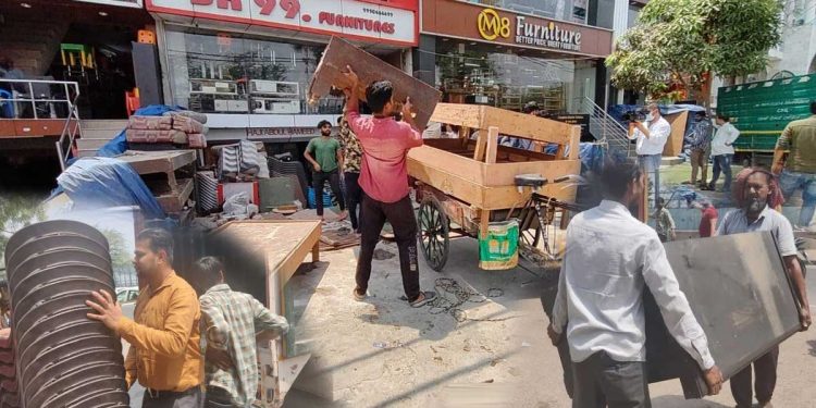 شاہین باغ کے فرنیچر مارکیٹ میں افرا تفری،لوگ خود سامان ہٹانے لگے