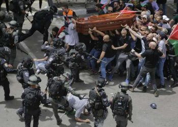 فلسطینی خاتون صحافی کے جنازے پر اسرائیلی پولیس کا حملہ