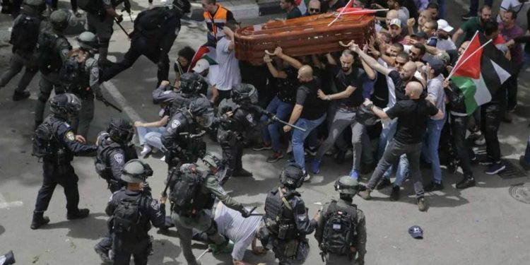 فلسطینی خاتون صحافی کے جنازے پر اسرائیلی پولیس کا حملہ