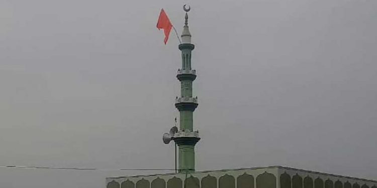 کرناٹک: بیلگاوی میں مسجد کے مینار پر بھگوا جھنڈالہرانے کے بعد حالات کشیدہ