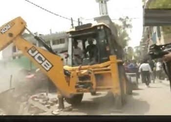 منگول پوری میں مسجد کے آس پاس چلا بلڈوزر،روتی بلکتی نظر آئیں عورتیں