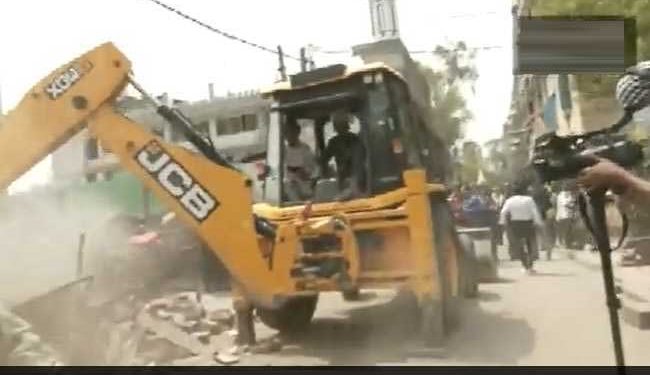 منگول پوری میں مسجد کے آس پاس چلا بلڈوزر،روتی بلکتی نظر آئیں عورتیں