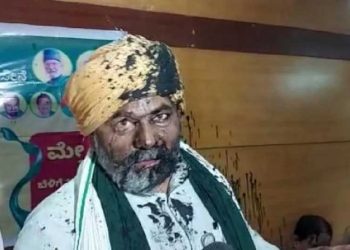 بنگلورو:ٹکیت پرسیاہی پھینکی ،مائک سے حملہ کیا