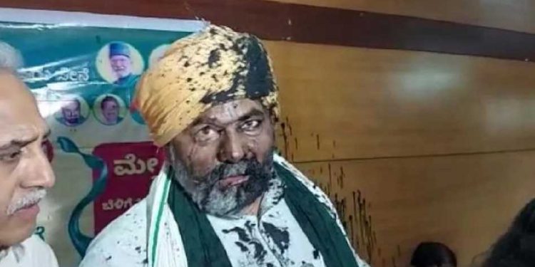 بنگلورو:ٹکیت پرسیاہی پھینکی ،مائک سے حملہ کیا