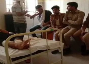 باندہ میں پولیس والوں کو گاؤں والوں نے دوڑا دوڑا کر مارا