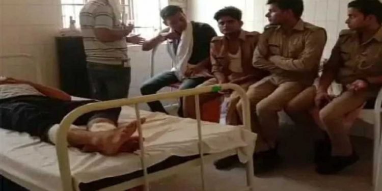 باندہ میں پولیس والوں کو گاؤں والوں نے دوڑا دوڑا کر مارا