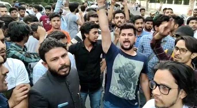 نوپور اور بلڈوزر کے خلاف اے ایم یو کے طلبا سڑکوں پر اترے