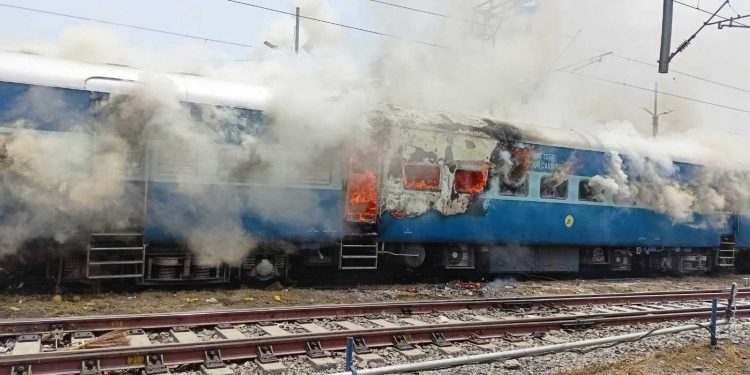 اگنی پتھ،کئی ریاستوں میں تشدد، آگ زنی، بہار میں ریلوے کو200کروڑ کا نقصان
