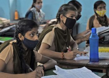 سی بی ایس ای نےاسلام کا آغاز اور مغلیہ دور  کو کتاب سے ہٹایا، فیض کی شاعری بھی ’اڑائی‘