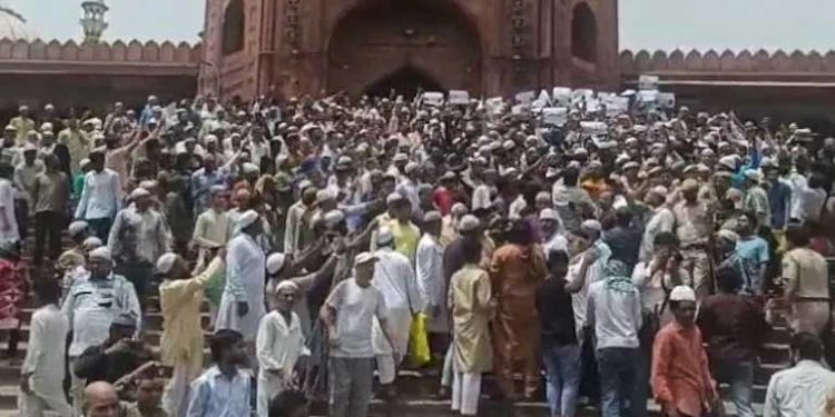 جامع مسجد کے باہر مظاہرہ کرنے والوں کے خلاف قانونی کارروائی ہوگی: پولیس