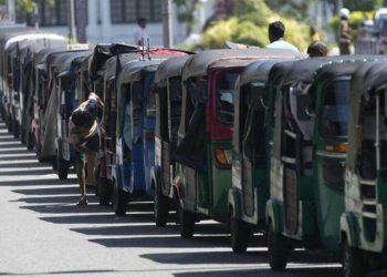 سری لنکا: پٹرول کی قلت کے سبب اسکول اور سرکاری دفاتر بند