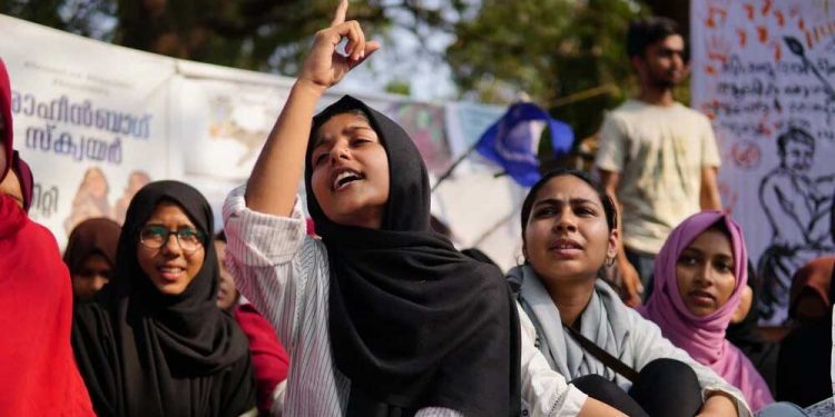 آفرین فاطمہ کے خلاف سوشل میڈیا پر نفرتی مہم