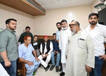 اکھلیش کو مل گئی فرصت،اعظم خاں سے ملے