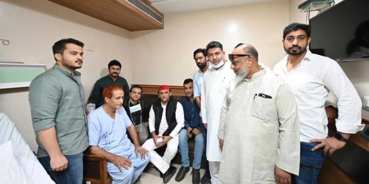 اکھلیش کو مل گئی فرصت،اعظم خاں سے ملے