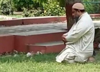 علی گڑھ: کالج کے لان میں نماز پڑھنے والے پروفیسر کو جبراً چھٹی پر بھیجا