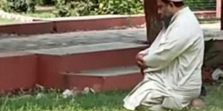 علی گڑھ: کالج کے لان میں نماز پڑھنے والے پروفیسر کو جبراً چھٹی پر بھیجا